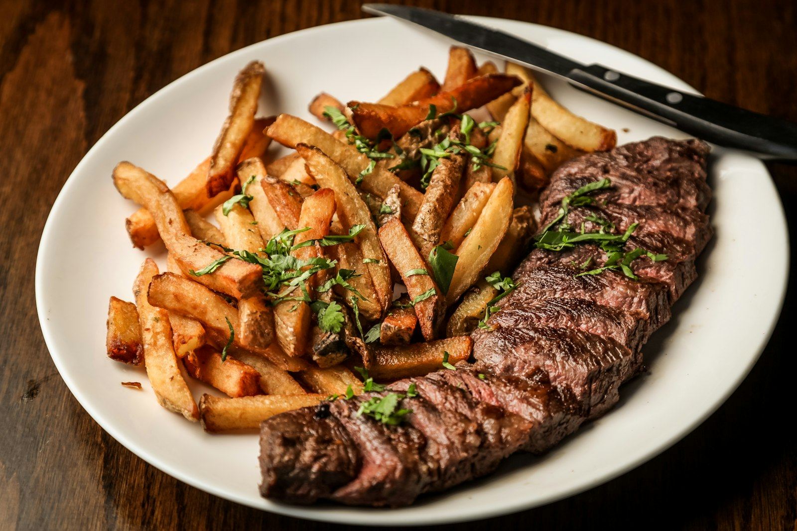 Bavette grillée et frites maison dans une assiette blanche