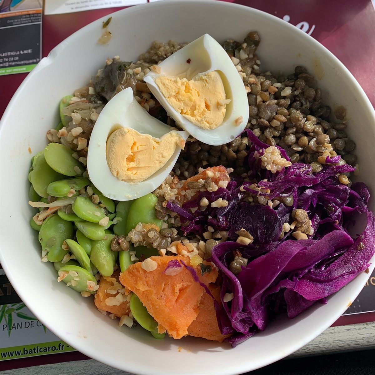 Buddha bowl aux lentilles, œufs et légumes