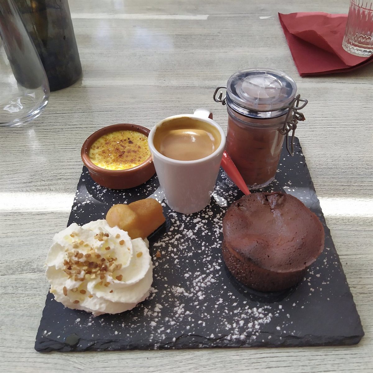 Café gourmand : mini crème brûlée, fondant au chocolat, chantilly et expresso