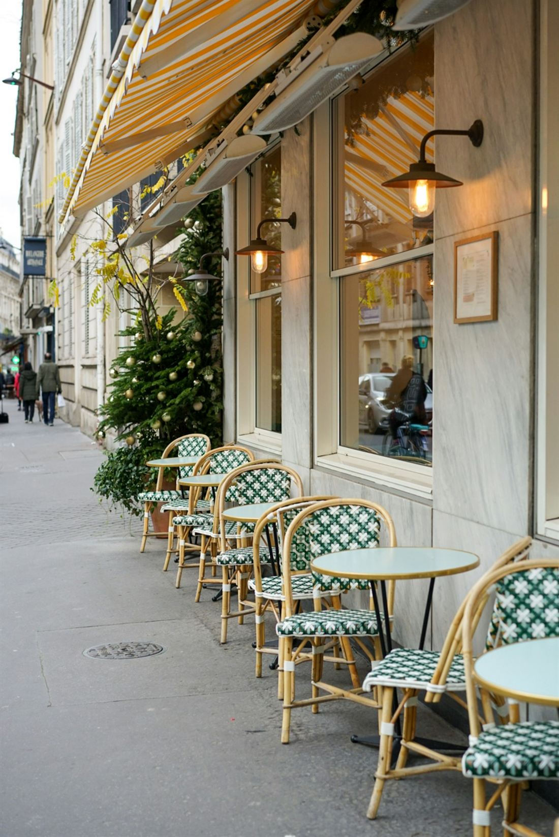 Chaises de terrasse alignées le long d'une rue