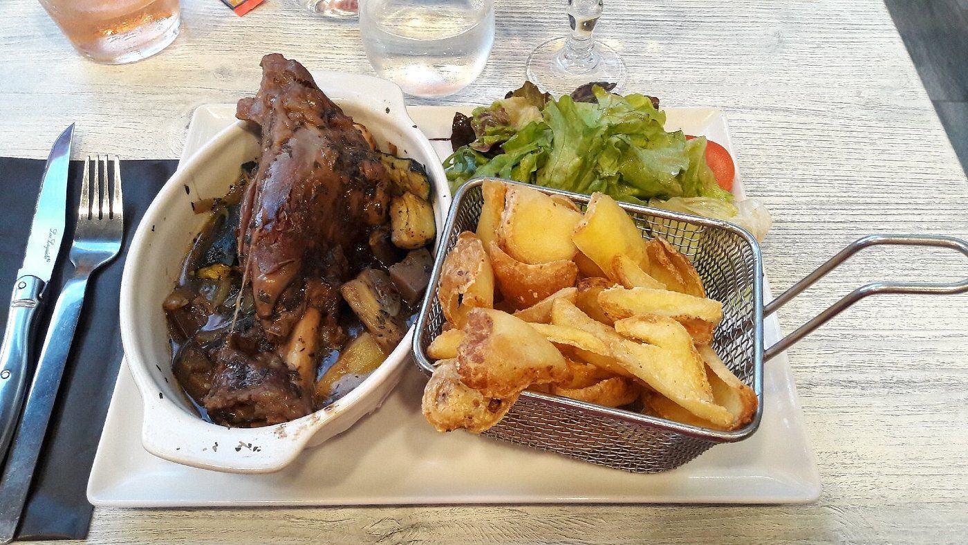 Plat du jour mijoté en cocotte, servi avec des frites