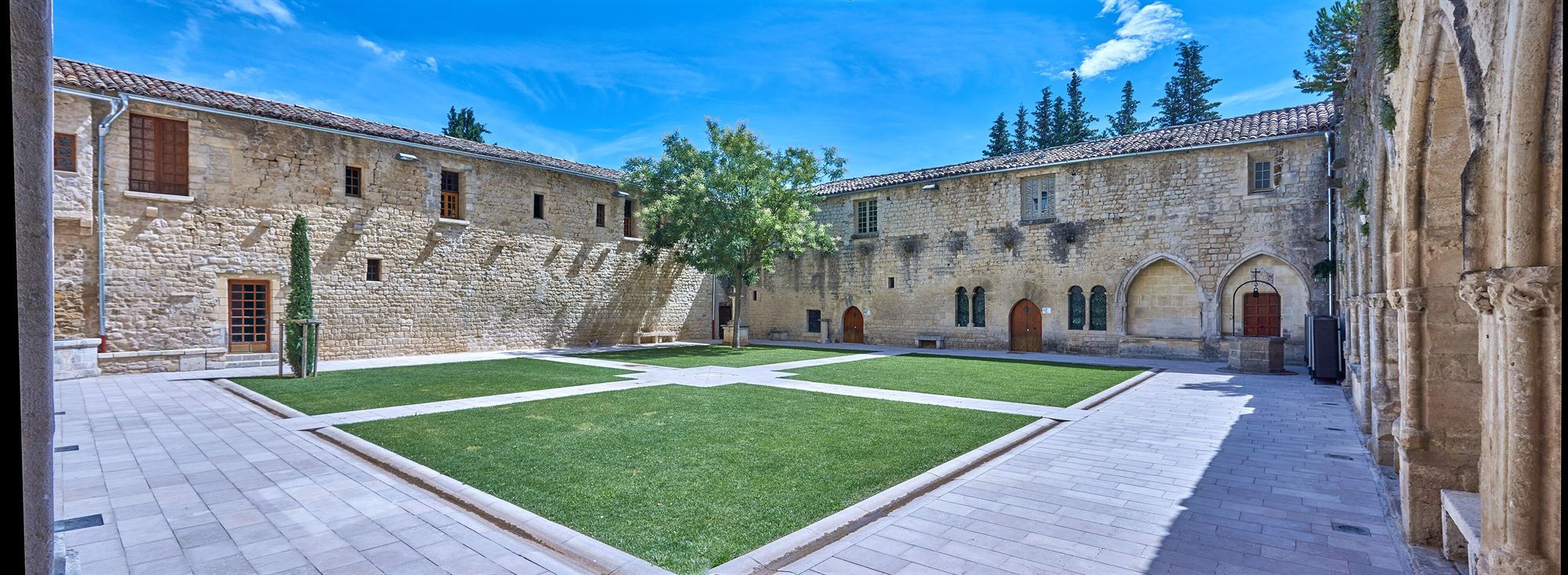 Le cloître du couvent des Cordeliers à Forcalquier