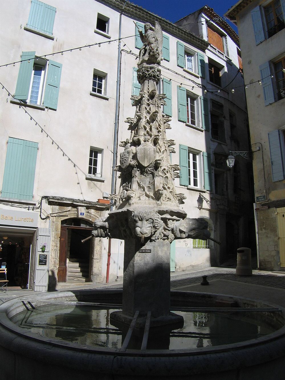La fontaine Saint-Michel dans une ruelle de Forcalquier
