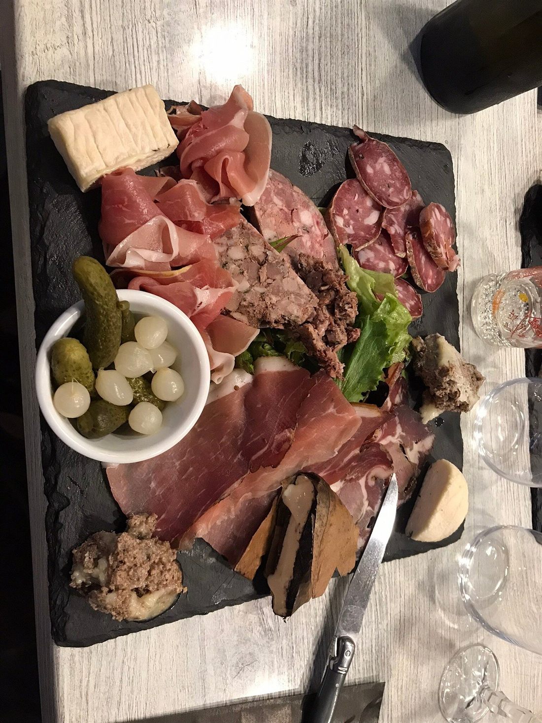 Planche de charcuteries et de fromage servie sur une ardoise