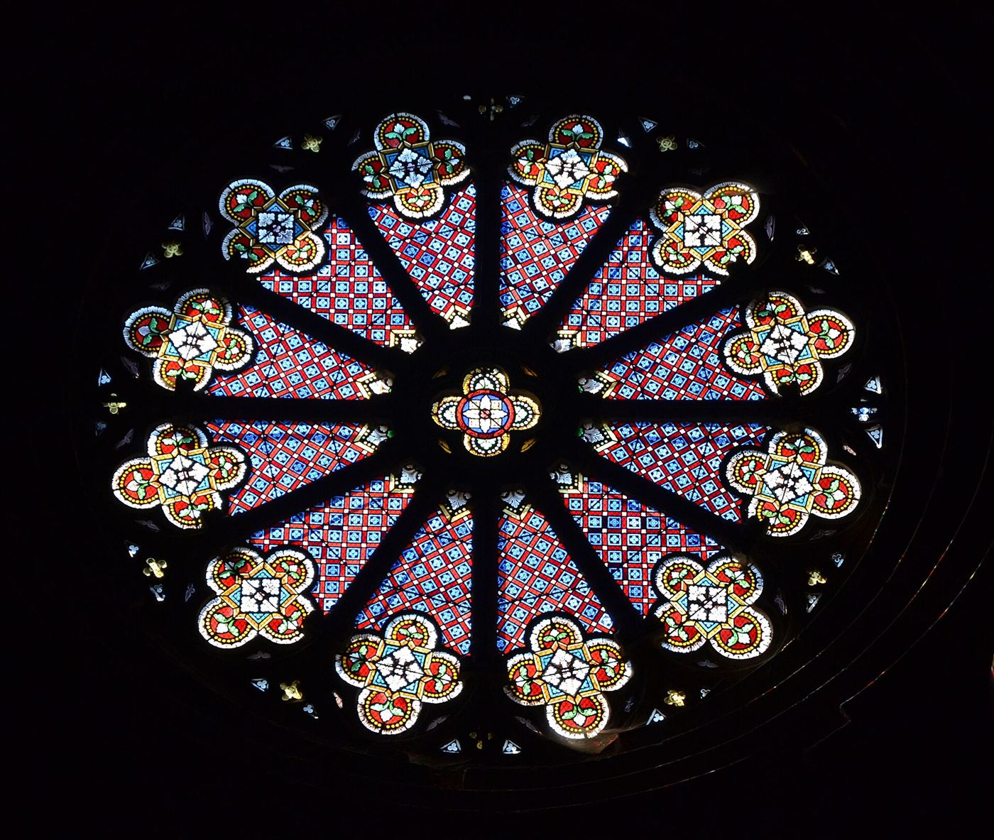 Rosace en vitrail de la co-cathédrale Notre-Dame-du-Bourguet