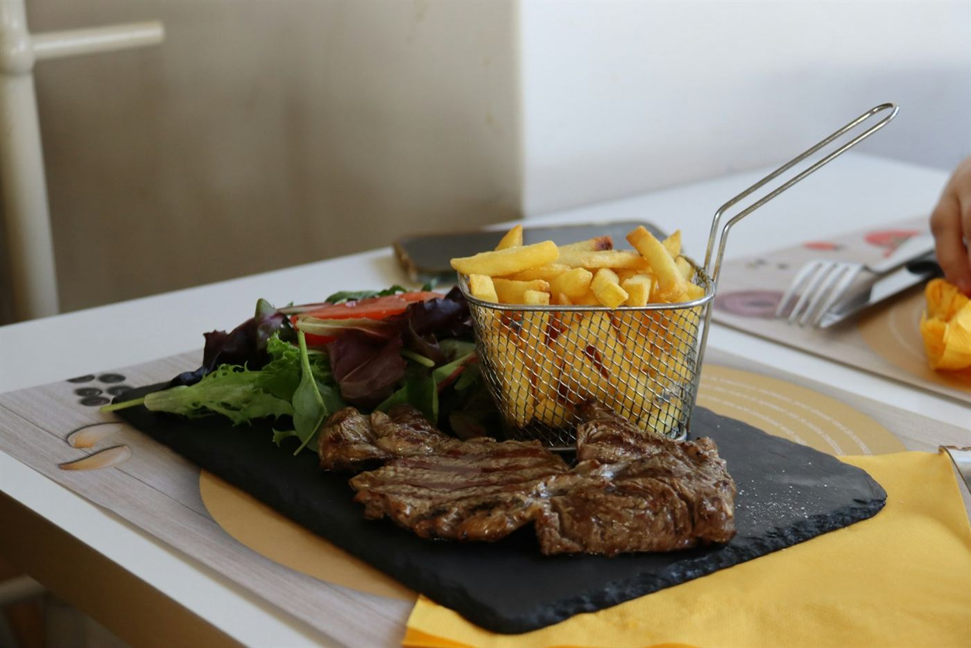 Steak et frites sur ardoise