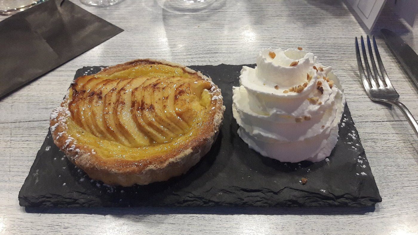 Tarte aux pommes et chantilly sur ardoise