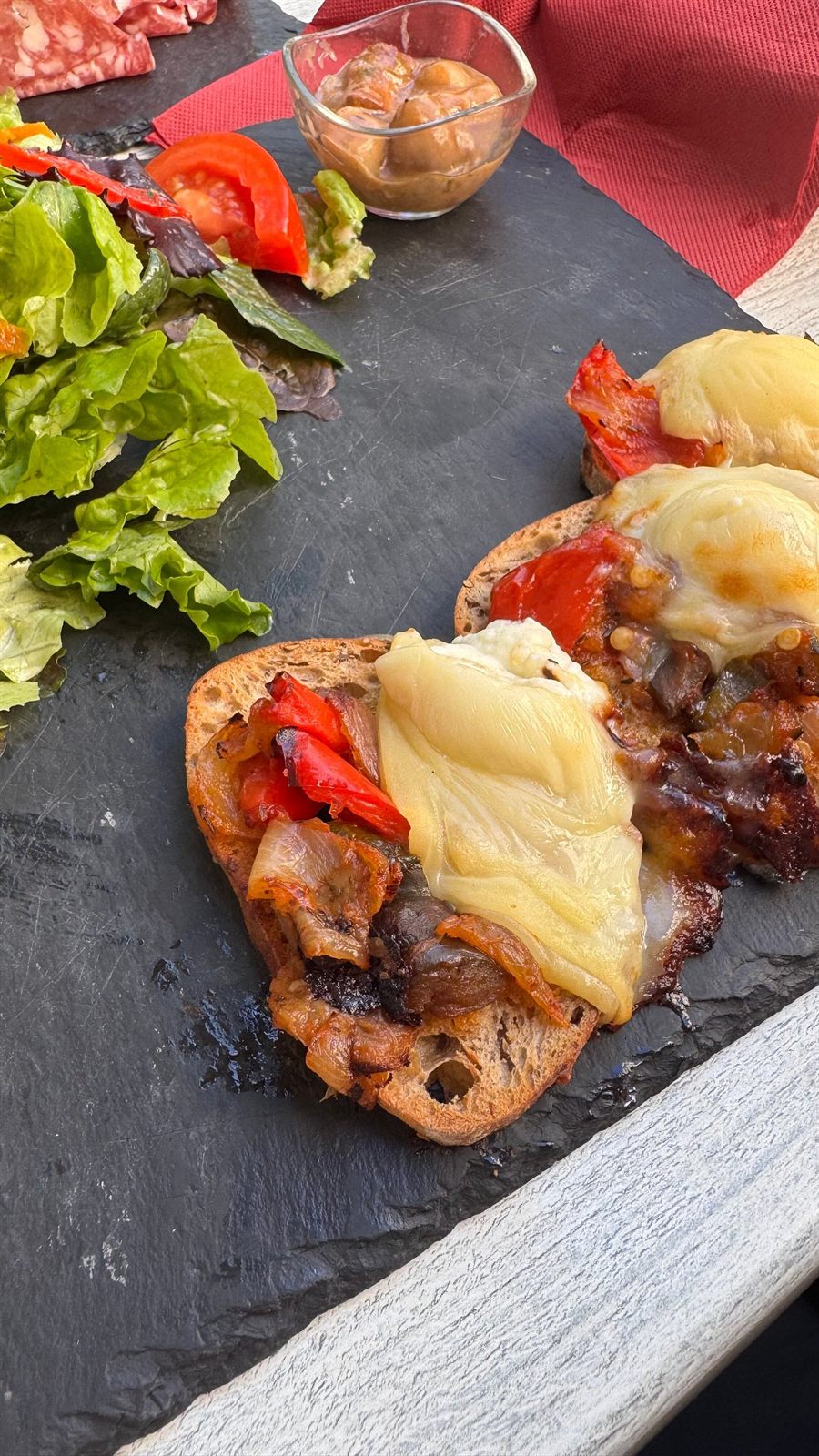 Tartines tièdes gratinées servies sur une ardoise