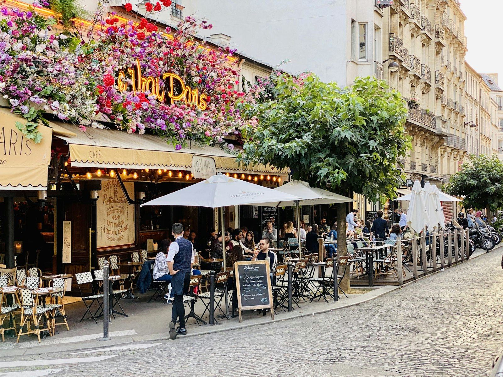 Terrasses de brasserie dans une rue pavée