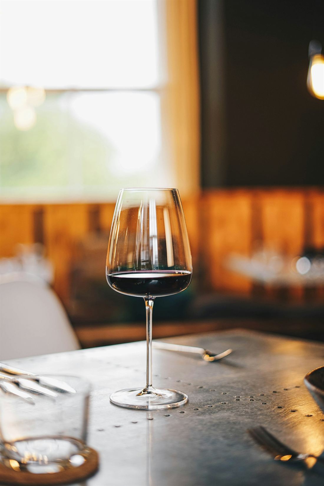 Verre de vin rouge sur une table